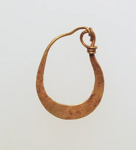 Earring, crescent-shaped