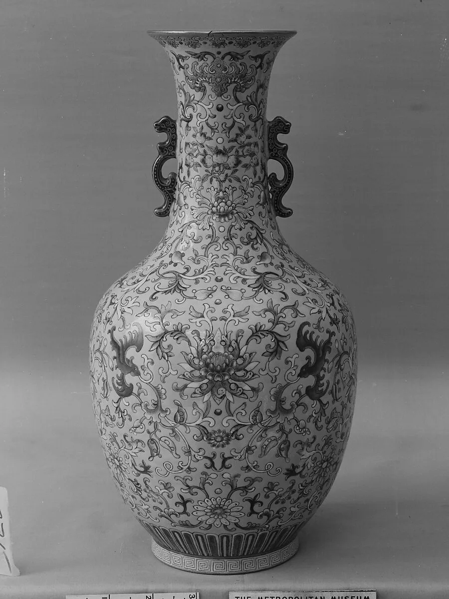清道光 景德鎮窯松石綠地粉彩蝠桃花枝雙喜瓶|Vase decorated with bats and peaches amid scrolling floral vines and “double happiness” character — Unknown