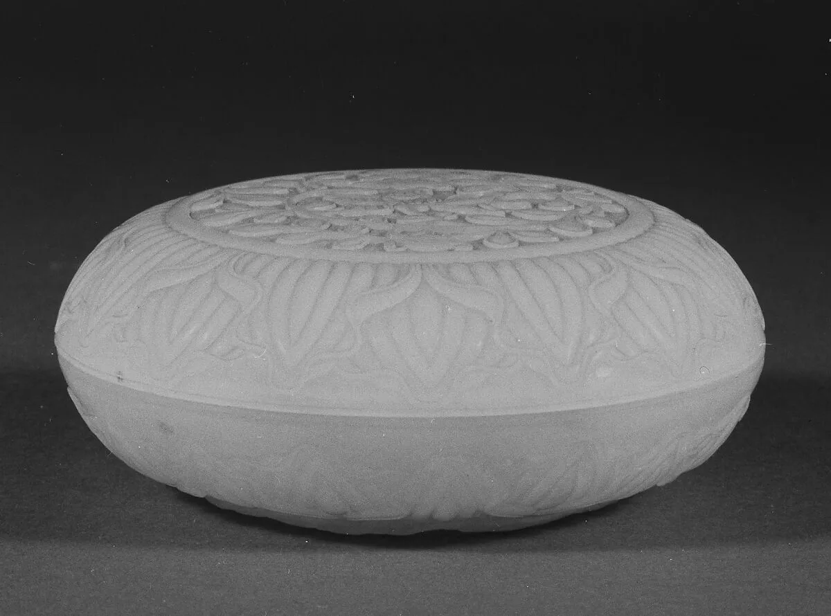 清中期 玉雕團花盒|Covered box with floral design — Unknown