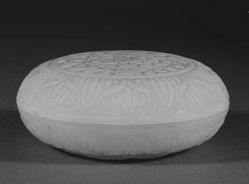 清中期 玉雕團花盒|Covered box with floral design