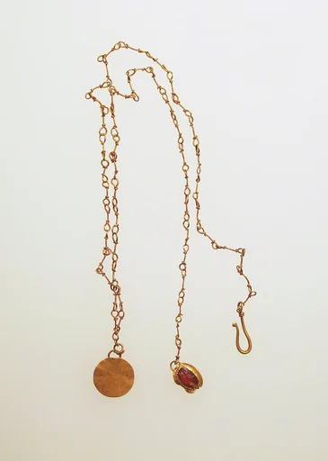Necklace with disc and sard