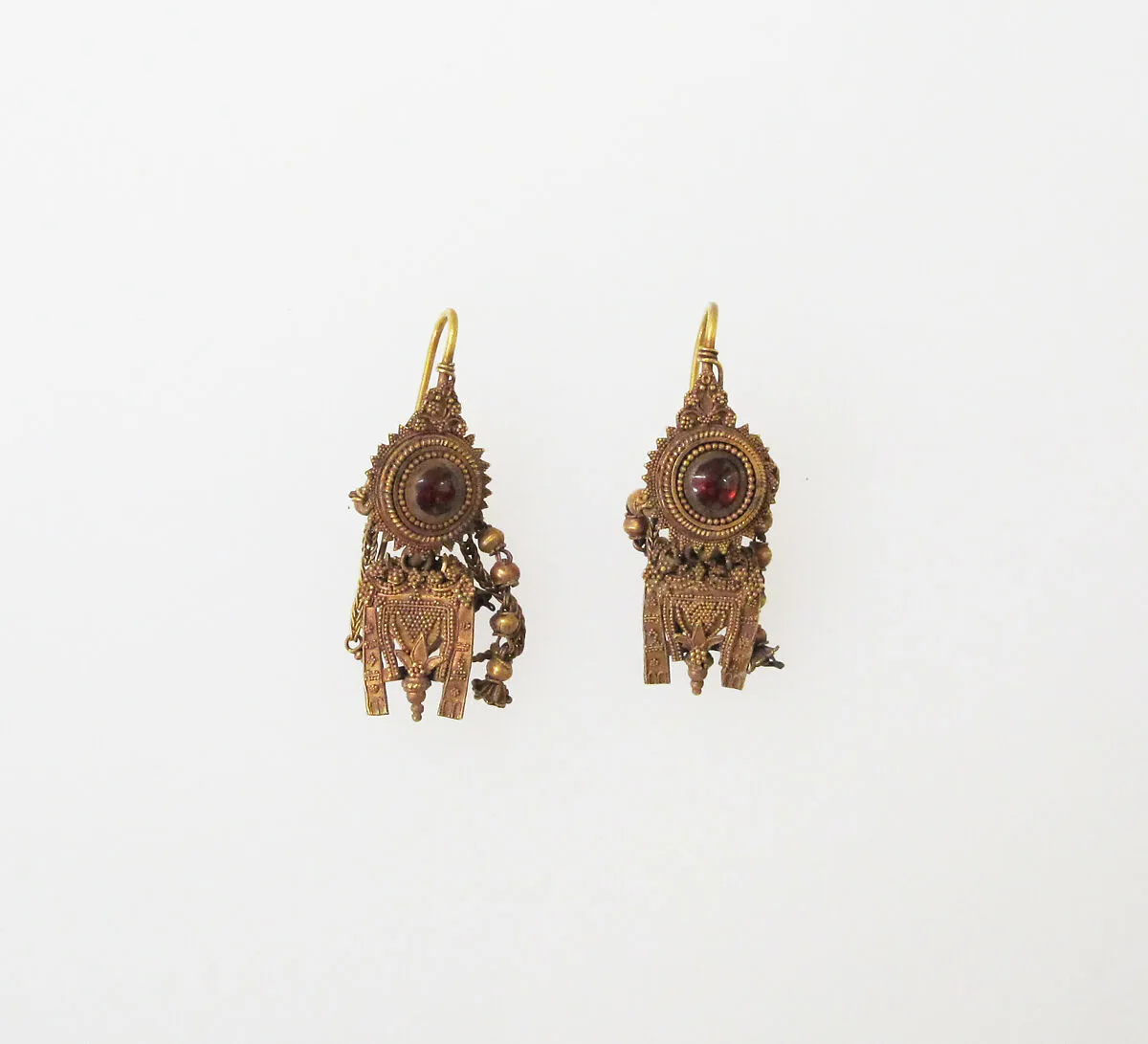 Earring with pendant and chains — Unknown
