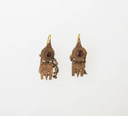 Earring with pendant and chains