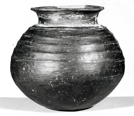 Jar with ribbed decoration