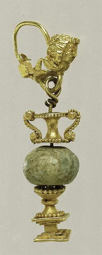 Gold and beryl earring