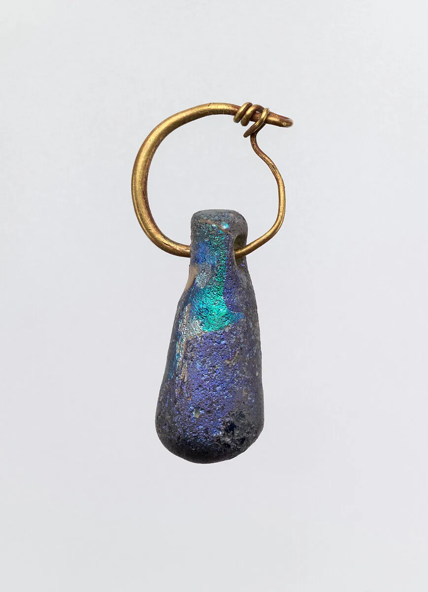 Gold earring with glass pendant in the form of a club — Unknown