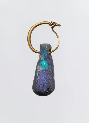 Gold earring with glass pendant in the form of a club