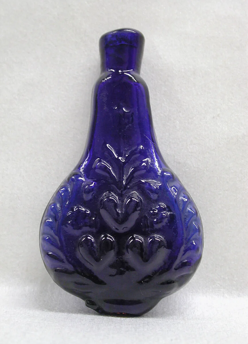 Blue-colored flacon de poche decorated with fleur de lys, hearts and roses — Glasshouse of Bernard Perrot, Verrerie Royale d'Orléans