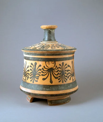 Pyxis with lid