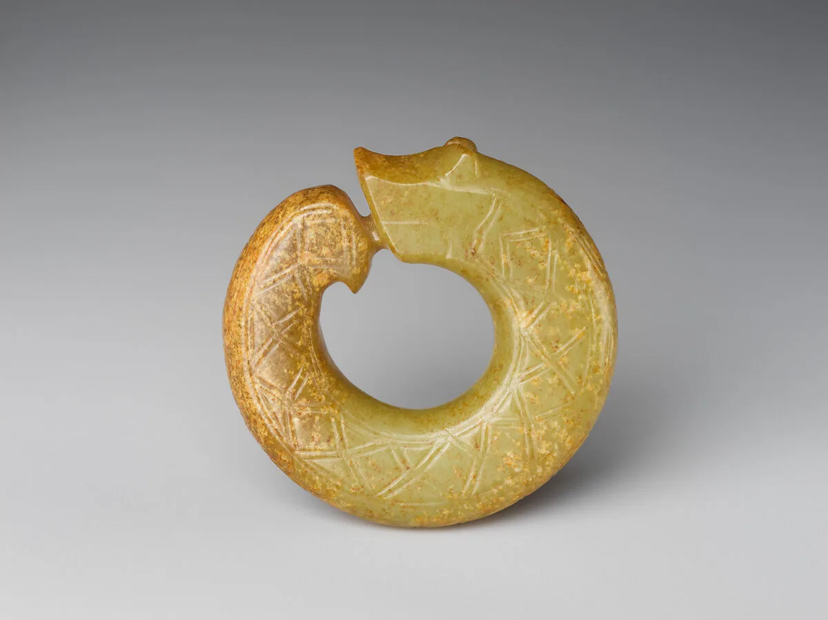 商 玉蟠龙佩|Pendant in the shape of a coiling dragon — Unknown