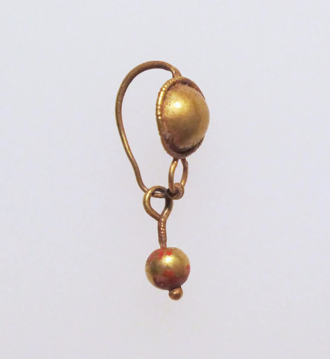 Gold earring with disc and pendant — Unknown