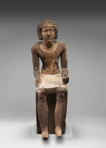 Seated Mitry with echelonned wig