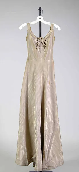 Dinner dress — Mme. Eta Hentz