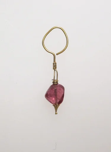 Earring with garnet