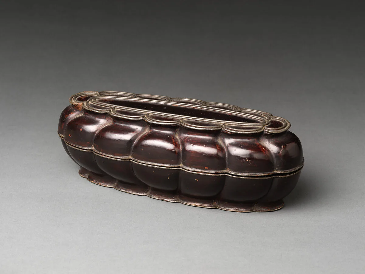 元 黑漆錫釦十二稜腰圓盒|Twelve-lobed covered box — Unknown