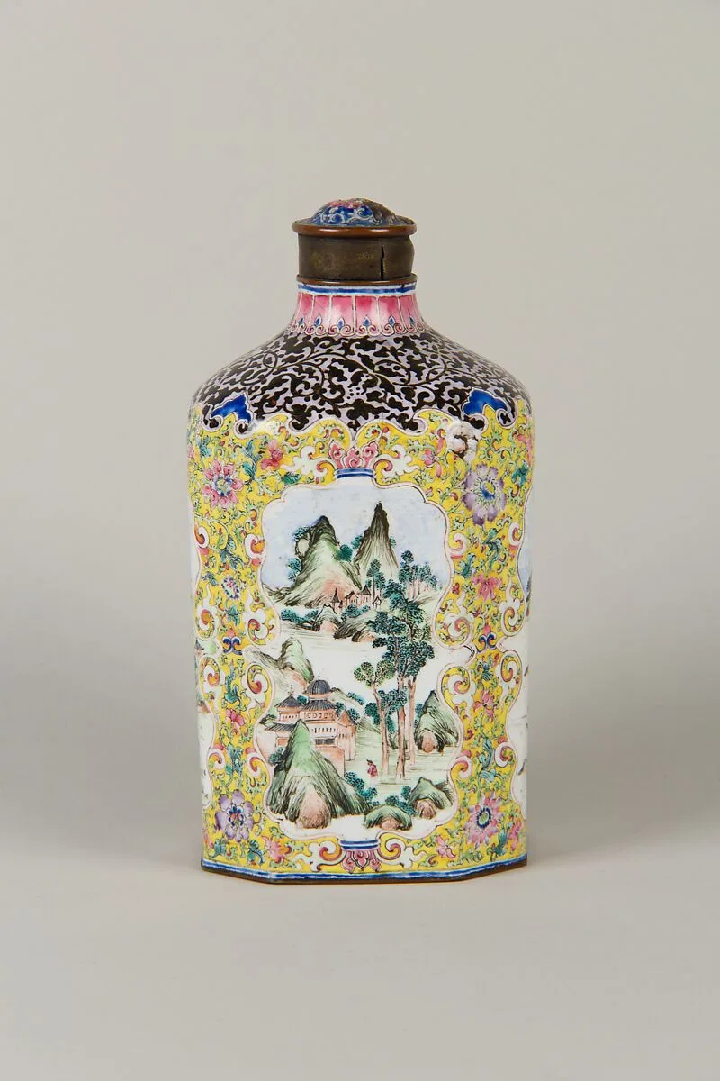 清乾隆 銅胎畫琺瑯開光山水圖方瓶|Bottle and stopper — Unknown
