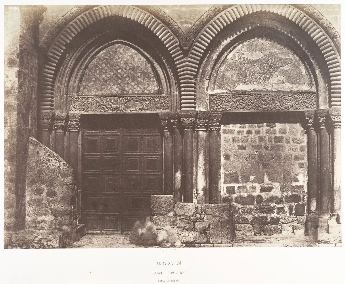 Jérusalem, Saint-Sépulcre, Entrée principale — Auguste Salzmann|Imprimerie photographique de Blanquart-Évrard, à Lille