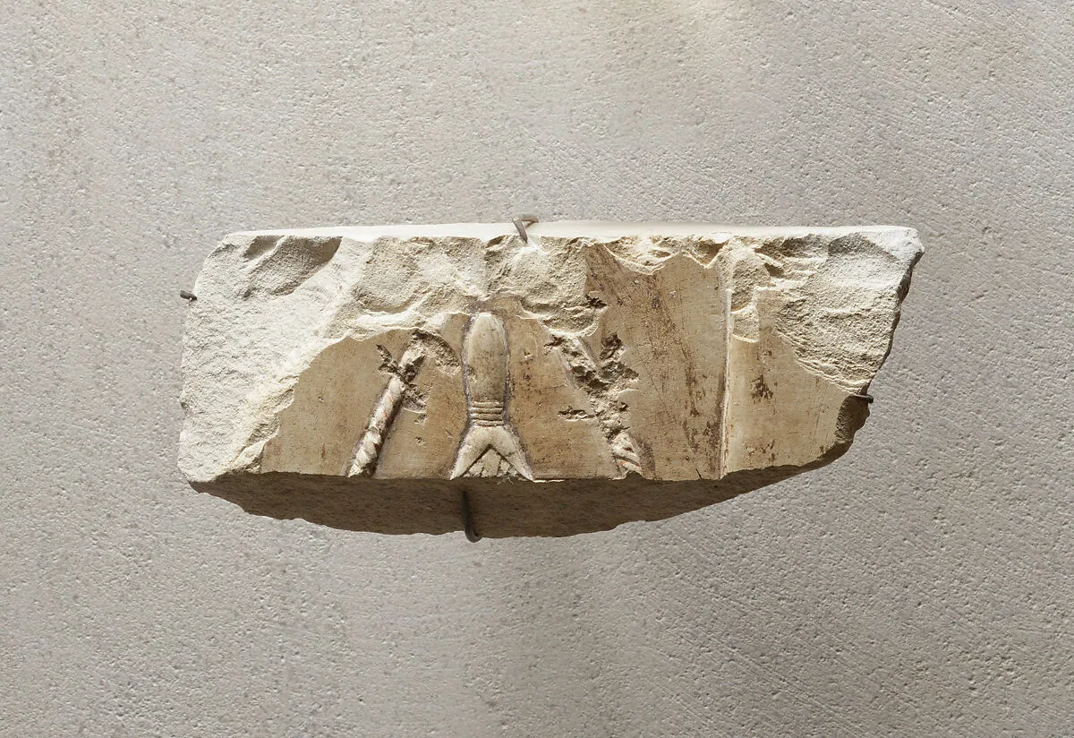 Relief showing the handle of a mirror - see 26.3.353-3 — Unknown