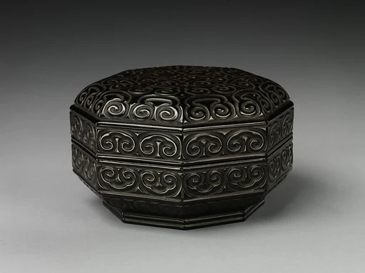 明 雕漆剔犀劍環紋八角形盒|Octagonal box with pommel scrolls