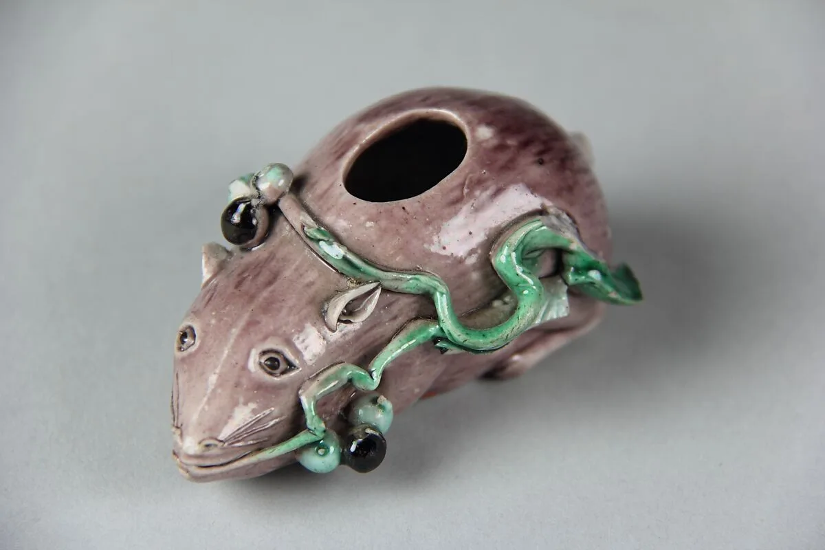 清康熙 素三彩鼠形水盛|Water Coupe in the Shape of a Mouse — Unknown