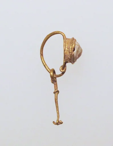 Gold earring with pearl setting and pendant