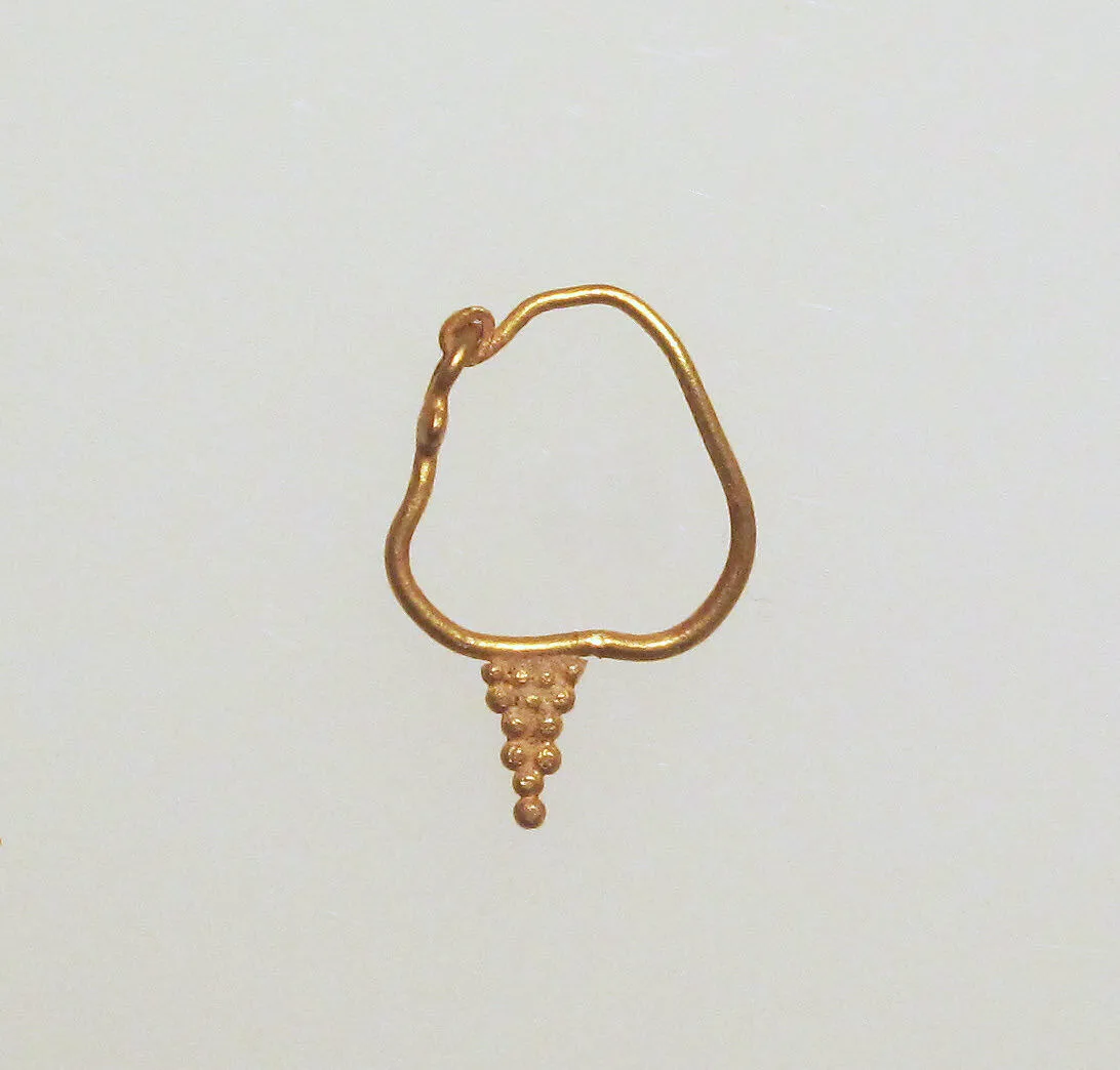 Earring with pyramid of balls — Unknown