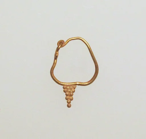 Earring with pyramid of balls