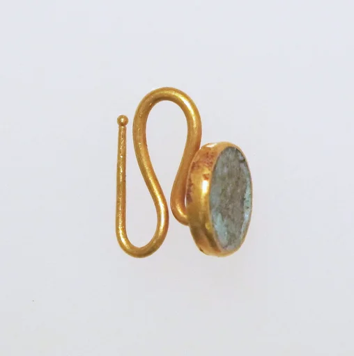 Earring-hook type with disc and paste setting