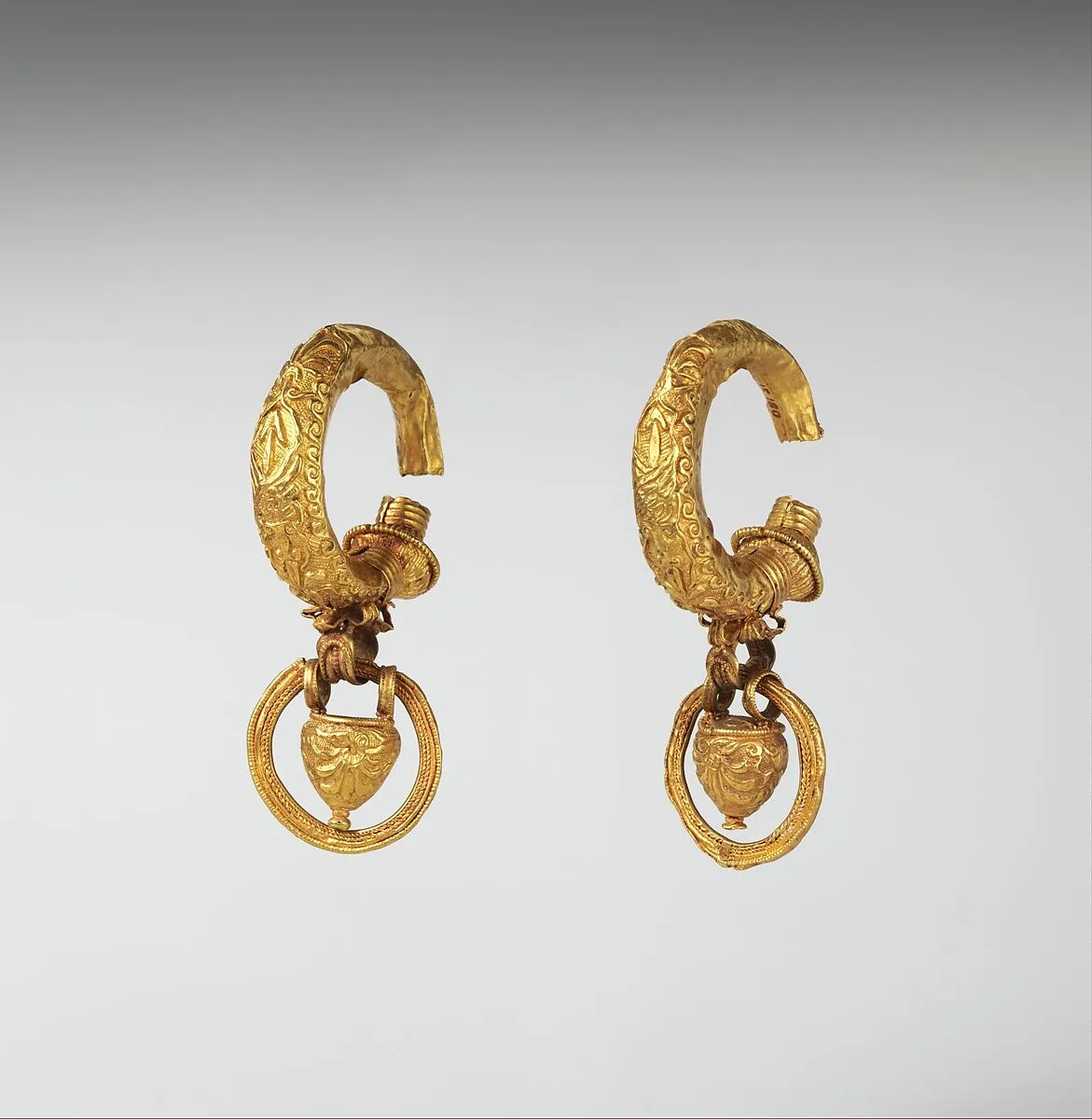 Gold earrings with pendant vase and ring — Unknown