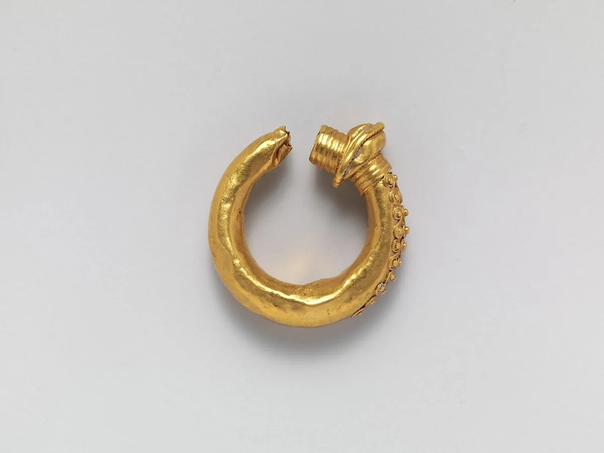 Gold earring with filigree decoration — Unknown