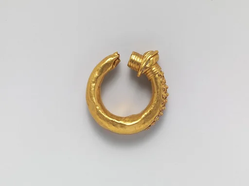 Gold earring with filigree decoration