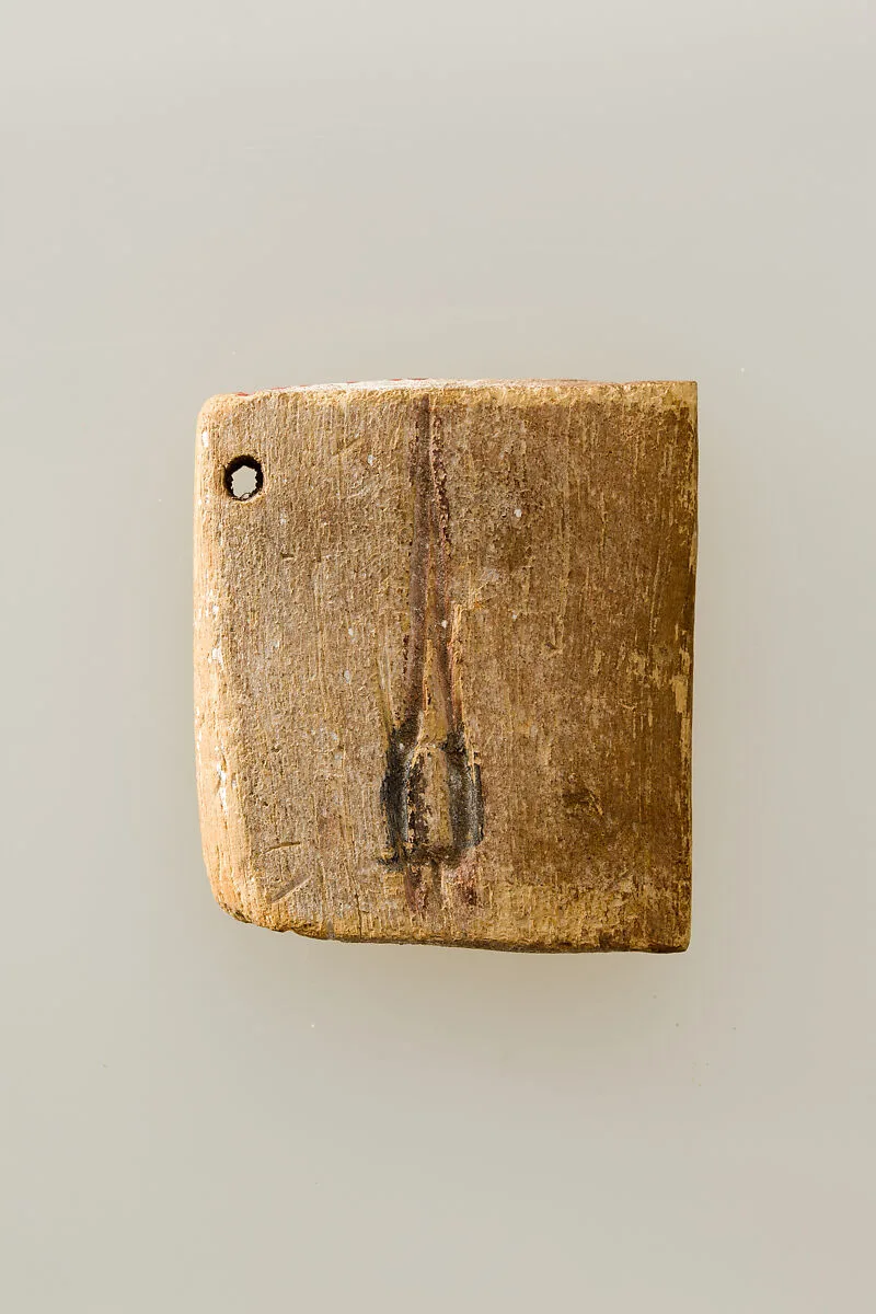Ivory label incised with an early hieroglyph that may be the image of a bundle of arrows — Unknown
