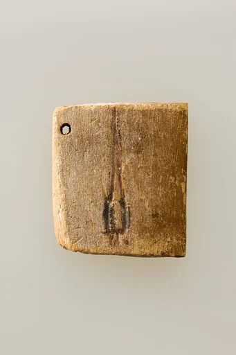 Ivory label incised with an early hieroglyph that may be the image of a bundle of arrows