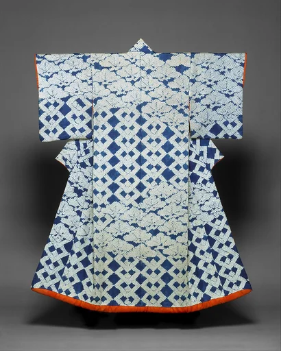 藍綸子地松鎖模様小袖|Robe (Kosode) with Pines and Interlocking Squares