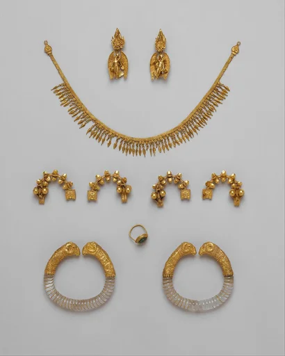 Two pairs of gold fibulae of Macedonian type