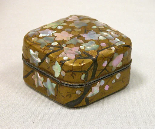 江戸時代 琳派 梅蒔絵螺鈿香合|Incense Box with Flowering Plum Tree