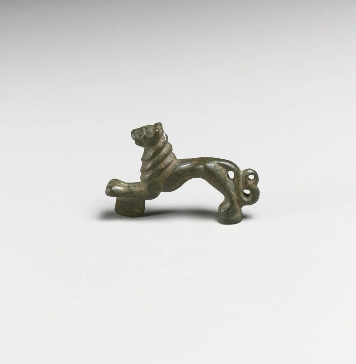 Handle in the form of a lion — Unknown