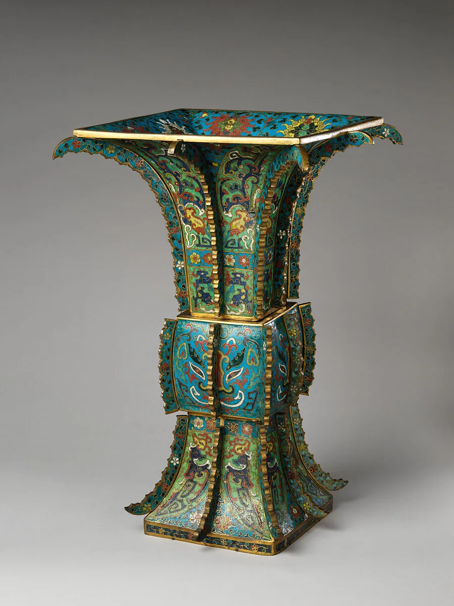 晚明清初 掐絲琺瑯仿古方尊|Vase in the form of an archaic wine vessel (fangzun) — Unknown