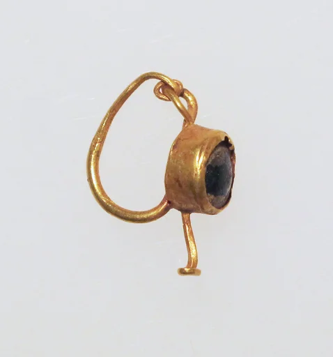 Earring with glass setting