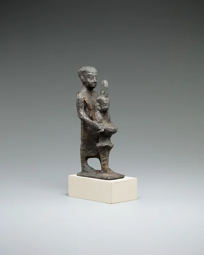 Individual holding a Maat bust on a stand