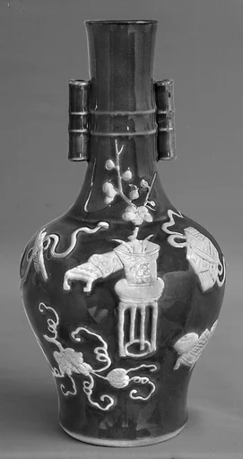 清 藍地白花瓶花清玩圖瓶 景德鎮窯|Vase with scholar's objects