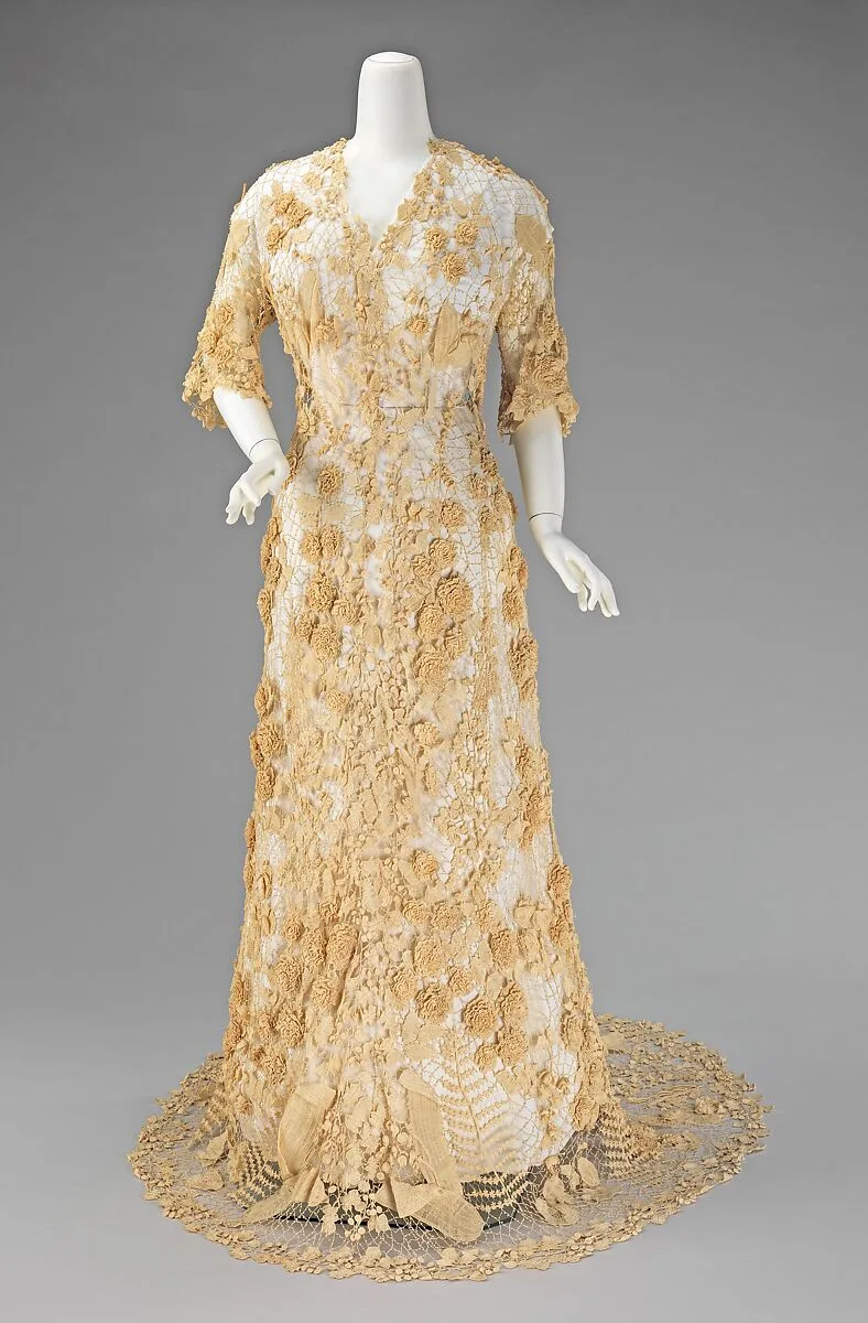 Wedding dress — Unknown