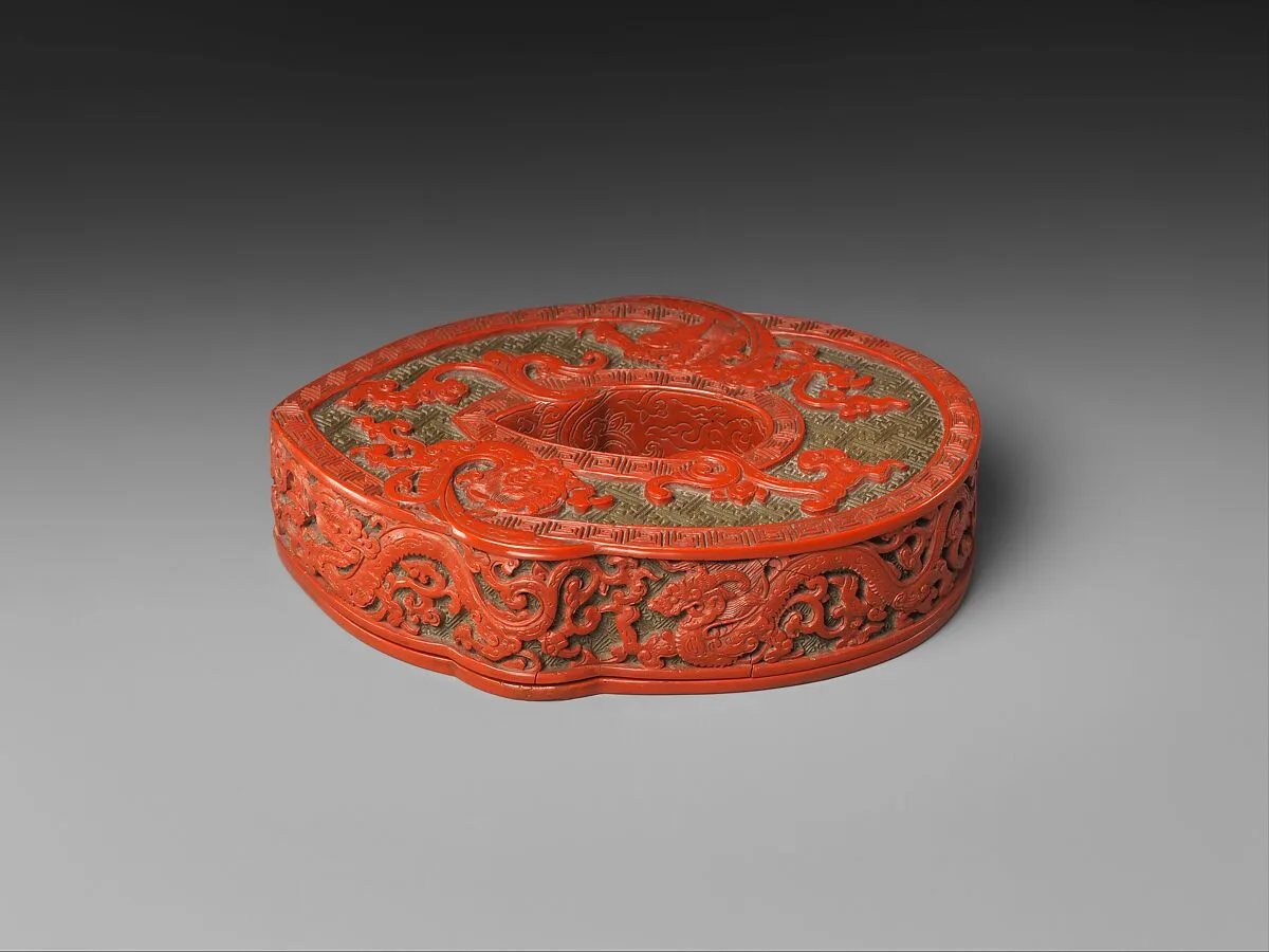 清乾隆 雕漆剔紅蟠螭紋韘形盒|Box in the shape of an archaic jade she — Unknown