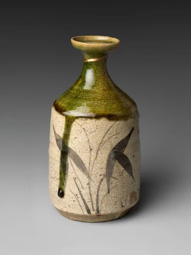 日本 織部沢瀉文徳利 (17世紀前期)|Sake Bottle with Decoration of Three-Leaf Arrowhead
