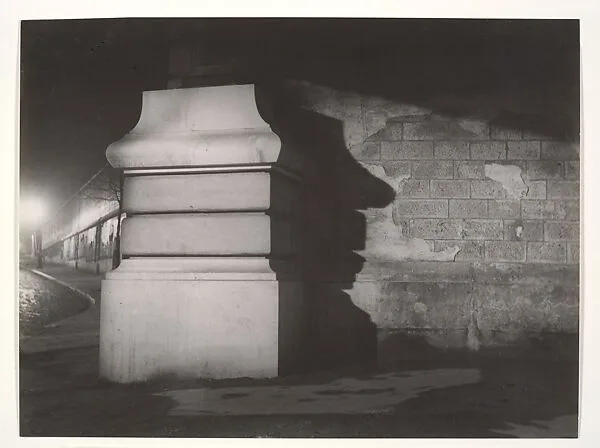Le pilier du Métro Corvisart — Brassaï