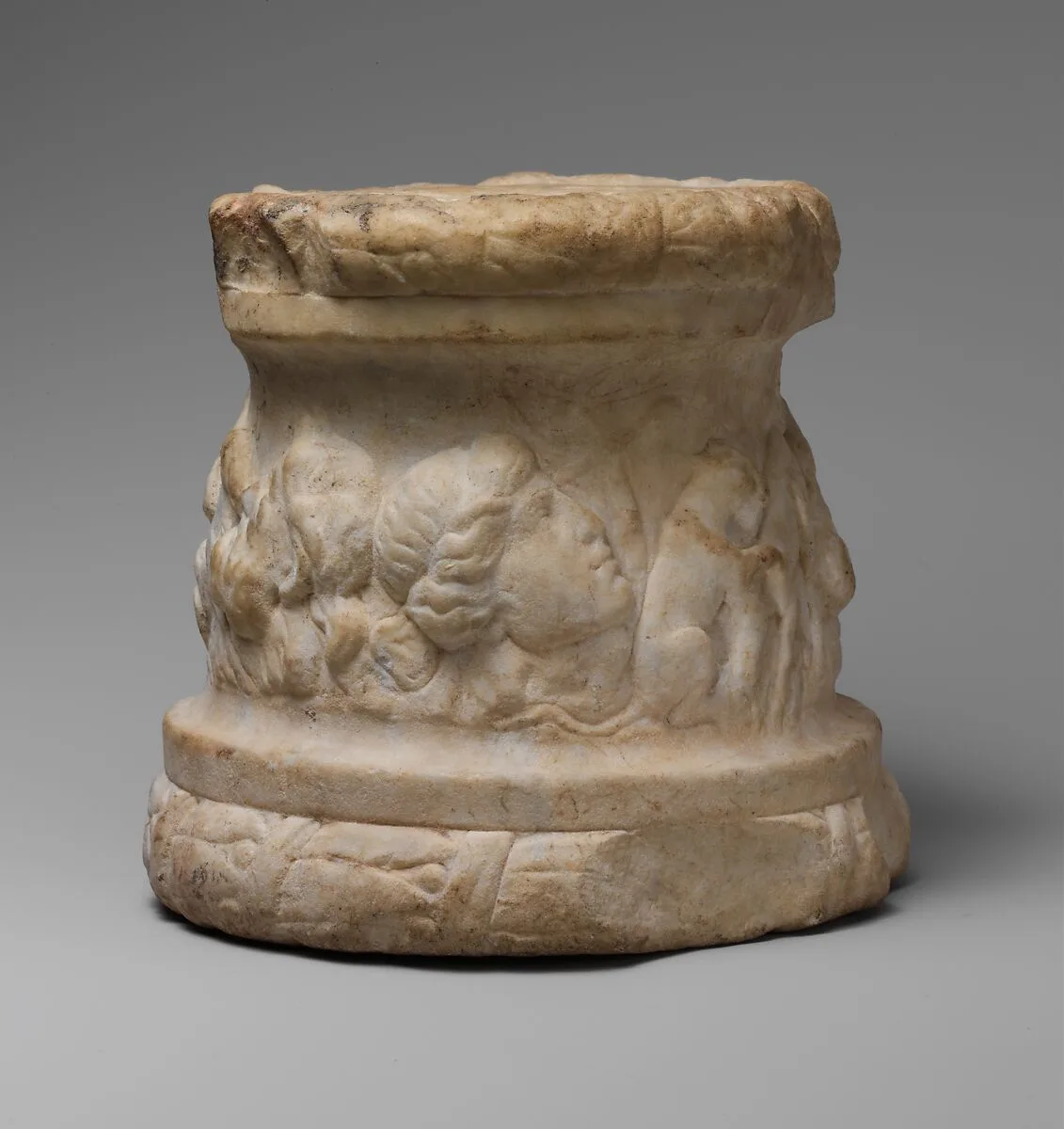 Marble round altar with a frieze of animals and masks — Unknown