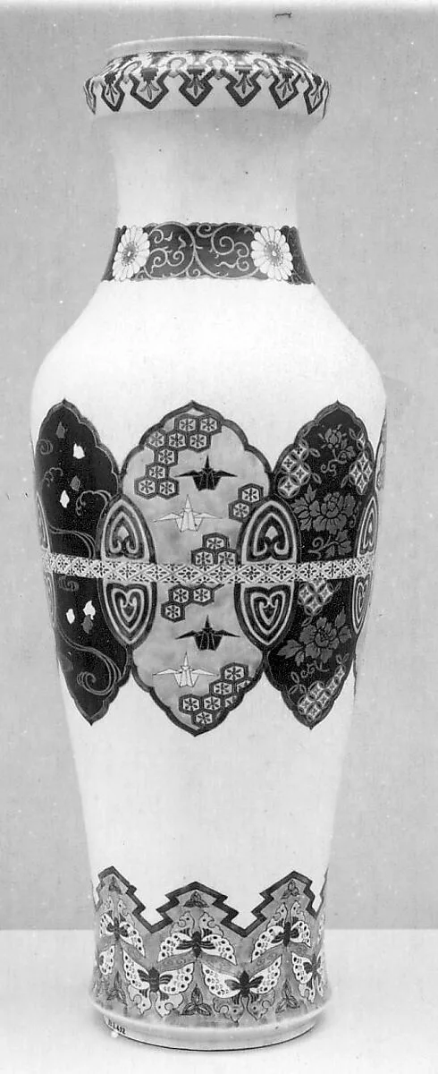 色絵蝶折紙鶴波に千鳥吉祥文大瓶 (一対)|Large Vase with Butterflies,Origami Cranes, Plovers over Waves, Auspicious Symbols, and Geometric Patterns (one of a pair) — Unknown