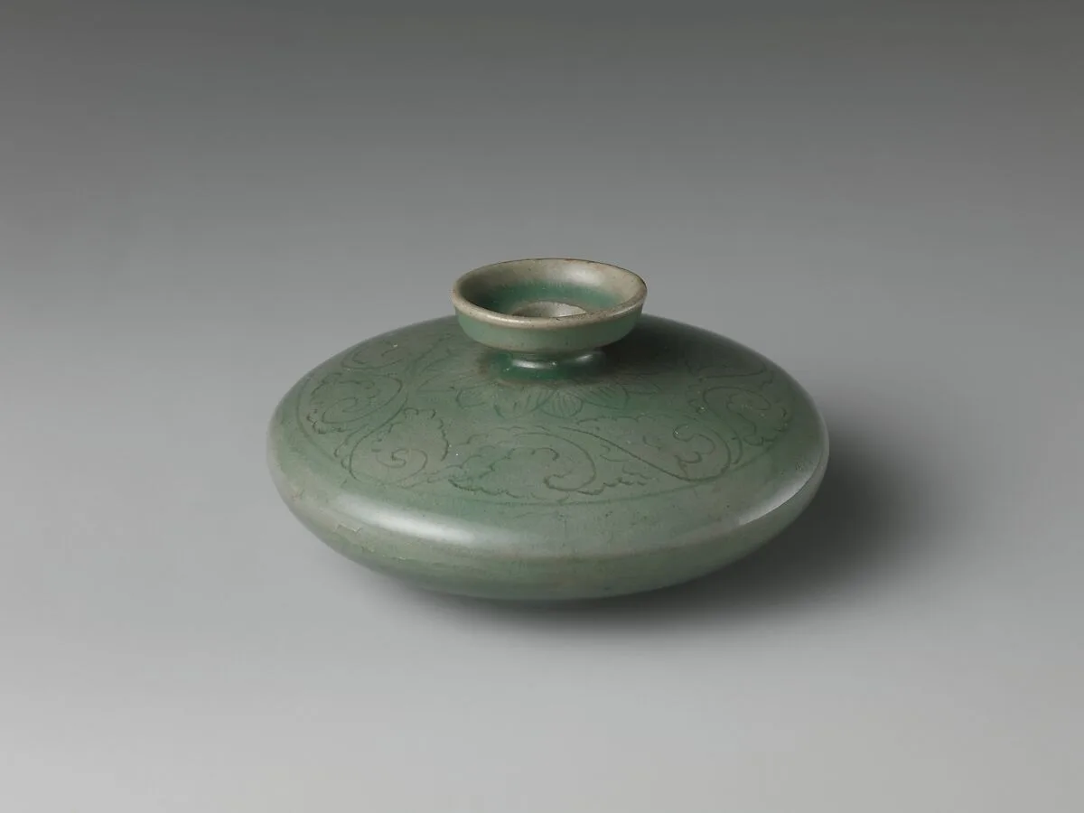 청자 음각 당초 무늬 기름병 고려|青磁陰刻唐草文油甁 高麗|Oil bottle decorated with floral scrolls and lotus petals — Unknown