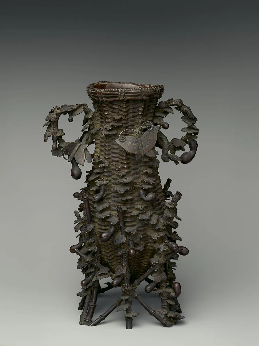 花籃に枝豆蝶模様青銅製花瓶|Vase in the Shape of a Bamboo Basket with Bean Vines and Butterflies — Unknown