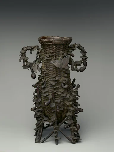 花籃に枝豆蝶模様青銅製花瓶|Vase in the Shape of a Bamboo Basket with Bean Vines and Butterflies